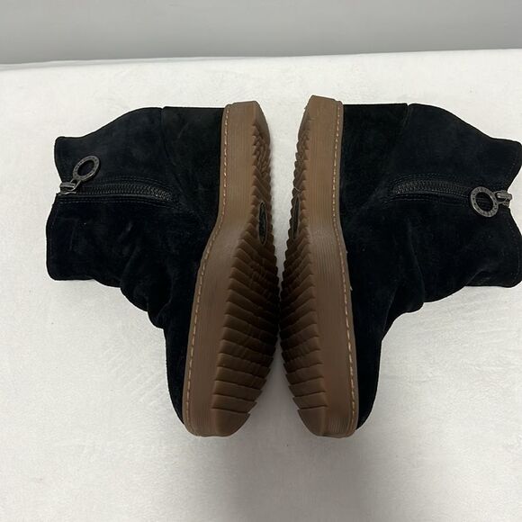 Sofft || AQUA Sofft  Water Resistant Wedge Ankle Bootie
In Black size 6.5 - Picture 3 of 9